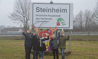 Die Karnevalsgesellschaft stellt das Hauptstadtschild des Karnevals traditionell auf dem Acker Marienhof auf, gut sichtbar von der Ostwestfalenstraße. Hofmarshall Volker Böddeker (v. l.), Prinzenpaar Christian und Katrin Henning, Christian Möller (Elferratsvorsitzender) und Dominik Thiet (Präsident). - Jonas Gröne Die Karnevalsgesellschaft stellt das Hauptstadtschild des Karnevals traditionell auf dem Acker Marienhof auf, gut sichtbar von der Ostwestfalenstraße. Hofmarshall Volker Böddeker (v. l.), Prinzenpaar Christian und Katrin Henning, Christian Möller (Elferratsvorsitzender) und Dominik Thiet (Präsident). - Jonas Gröne