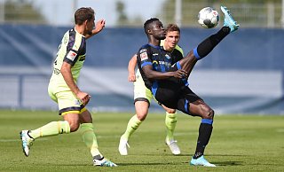 Artistisch: Babacar Gueye griff nicht nur in dieser Szene in die Trickkiste. So bereitete der SCP-Stürmer auch in feiner Manier das 2:0 vor. - Uli Petzold Artistisch: Babacar Gueye griff nicht nur in dieser Szene in die Trickkiste. So bereitete der SCP-Stürmer auch in feiner Manier das 2:0 vor. - Uli Petzold