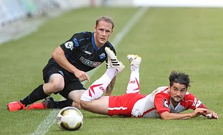 Sven Michel, der damals noch Haare hatte, kassierte mit dem SCP am 24. September 2016 eine 0:3-Pleite in Regensburg. Sein Gegenspieler Oliver Hein (r.) ist nun übrigens Vorstandsvorsitzender des SSV Jahn Regensburg. - picture alliance / Eibner-Pressefoto Sven Michel, der damals noch Haare hatte, kassierte mit dem SCP am 24. September 2016 eine 0:3-Pleite in Regensburg. Sein Gegenspieler Oliver Hein (r.) ist nun übrigens Vorstandsvorsitzender des SSV Jahn Regensburg. - picture alliance / Eibner-Pressefoto