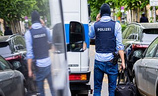 Polizei und Staatsanwaltschaft haben im Zuge eines Ermittlungsverfahrens zu Mitgliedern der Letzten Generation 15 Objekte in sieben Bundesländern durchsucht. Hier in Berlin-Kreuzberg. - Christoph Soeder/dpa Polizei und Staatsanwaltschaft haben im Zuge eines Ermittlungsverfahrens zu Mitgliedern der Letzten Generation 15 Objekte in sieben Bundesländern durchsucht. Hier in Berlin-Kreuzberg. - Christoph Soeder/dpa