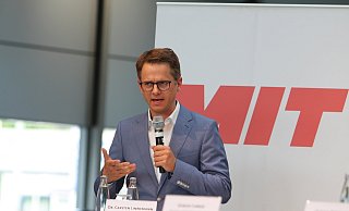 Carsten Linnemann, CDU Bundestagsabgeordneter und MIT-Bundesvorsitzender, befürwortet verkaufsoffene Sonntage und könnte sich auch einen Weihnachtsmarkt mit Abstand vorstellen. - Uwe Müller Carsten Linnemann, CDU Bundestagsabgeordneter und MIT-Bundesvorsitzender, befürwortet verkaufsoffene Sonntage und könnte sich auch einen Weihnachtsmarkt mit Abstand vorstellen. - Uwe Müller