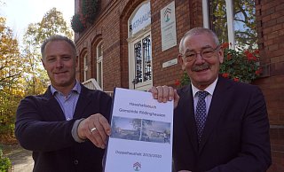 Haben damals gut lachen: Kämmerer Björn Vogt (l.) und der ehemalige Bürgermeister Ernst-Wilhelm Vortmeyer präsentieren den Doppel-Haushaltsplan der Gemeinde Rödinghausen für die Jahre 2019 und 2020. - Niklas Krämer Haben damals gut lachen: Kämmerer Björn Vogt (l.) und der ehemalige Bürgermeister Ernst-Wilhelm Vortmeyer präsentieren den Doppel-Haushaltsplan der Gemeinde Rödinghausen für die Jahre 2019 und 2020. - Niklas Krämer