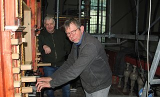 Dick Koomans und Jan Spijker (r.) waren nach der ersten Klangprobe begeistert. Die restaurierte Springladenorgel wird in den nächsten Monaten intoniert. - Kirchengemeinde Corvey Dick Koomans und Jan Spijker (r.) waren nach der ersten Klangprobe begeistert. Die restaurierte Springladenorgel wird in den nächsten Monaten intoniert. - Kirchengemeinde Corvey