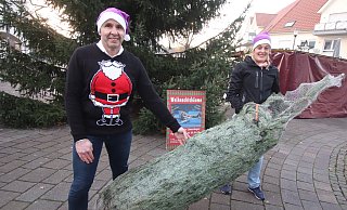 Jörg Tews und Eva Hassenewert mit dem vom Arends Hof Lämerhagen gespendeten Weihnachtsbaum. - Sabine Kubendorff Jörg Tews und Eva Hassenewert mit dem vom Arends Hof Lämerhagen gespendeten Weihnachtsbaum. - Sabine Kubendorff