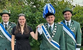 Marvin Stellpflug und Loreen Blömeke regieren die Manroder Schützen. Es gratulieren die Königsoffiziere Stefan Gelhaus (l.) und Pascal Mantel. - Schützen Manrode Marvin Stellpflug und Loreen Blömeke regieren die Manroder Schützen. Es gratulieren die Königsoffiziere Stefan Gelhaus (l.) und Pascal Mantel. - Schützen Manrode