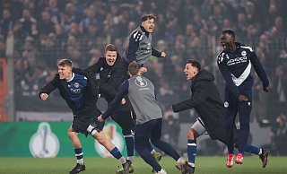 Grenzenlose Freude: Bielefeld feiert den Halbfinaleinzug. - Friso Gentsch/dpa Grenzenlose Freude: Bielefeld feiert den Halbfinaleinzug. - Friso Gentsch/dpa