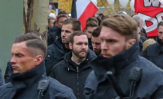 Neonazi Sascha Krolzig (Mitte) hier beim großen Aufmarsch der Neonazi-Szene im November in der Bielefelder Innenstadt. Sollte seine jüngste Verurteilung rechtskräftig werden, müsste er diesmal hinter Gitter. - Andreas Zobe Neonazi Sascha Krolzig (Mitte) hier beim großen Aufmarsch der Neonazi-Szene im November in der Bielefelder Innenstadt. Sollte seine jüngste Verurteilung rechtskräftig werden, müsste er diesmal hinter Gitter. - Andreas Zobe
