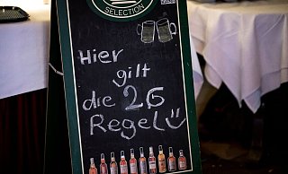 In einem Restaurant am Kurfürstendamm in Berlin wird auf die geltende 2G-Regel hingewiesen. - Foto: Fabian Sommer/dpa In einem Restaurant am Kurfürstendamm in Berlin wird auf die geltende 2G-Regel hingewiesen. - Foto: Fabian Sommer/dpa