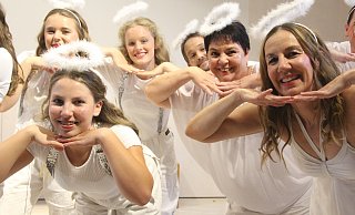 Die Engelschor reflektiert tanzend und singend die Bühnenstory. - Burkhard Battran Die Engelschor reflektiert tanzend und singend die Bühnenstory. - Burkhard Battran