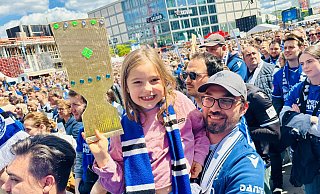 Marla und ihr Papa Emanuel haben mächtig Spaß auf dem Fanfest in Berlin auf dem Alexanderplatz. - Barbara Franke Marla und ihr Papa Emanuel haben mächtig Spaß auf dem Fanfest in Berlin auf dem Alexanderplatz. - Barbara Franke