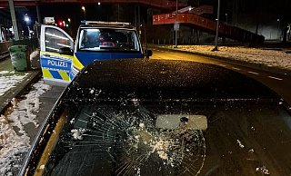 Ein geworfener Eisblock beschädigte die Windschutzscheibe des VW. - Polizei Ein geworfener Eisblock beschädigte die Windschutzscheibe des VW. - Polizei