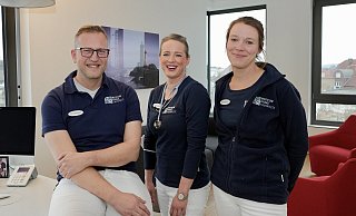 Die Fachärztinnen Anna Heidemann (Mitte) und Eva-Maria Siemoneit haben aus der Klinik gewechselt, arbeiten jetzt - begeistert - als Hausärztinnen bei Tim Niedergassel im Medicum Brake und sind froh, dank der Strukturen Familie und Beruf gut vereinbaren zu können. - Peter Unger Die Fachärztinnen Anna Heidemann (Mitte) und Eva-Maria Siemoneit haben aus der Klinik gewechselt, arbeiten jetzt - begeistert - als Hausärztinnen bei Tim Niedergassel im Medicum Brake und sind froh, dank der Strukturen Familie und Beruf gut vereinbaren zu können. - Peter Unger