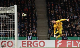 Sehenswertes Tor: Christopher Lannert trifft gegen Torwart Florian Müller zum 1:0 für Bielefeld. - Friso Gentsch/dpa Sehenswertes Tor: Christopher Lannert trifft gegen Torwart Florian Müller zum 1:0 für Bielefeld. - Friso Gentsch/dpa