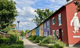 Espelkamp hat viele schöne Ecken. Mitten in der Innenstadt liegt das sogenannte Burano-Quartier. Das Wohngebiet hat durch seine Farbgestaltung, die der Insel Burano nahe Venedig nachempfungen wurde, einen besonderen Charme. Die Wohnungen hier haben große Gärten, derzeit blüht es dort überall. - Heike von Schulz Espelkamp hat viele schöne Ecken. Mitten in der Innenstadt liegt das sogenannte Burano-Quartier. Das Wohngebiet hat durch seine Farbgestaltung, die der Insel Burano nahe Venedig nachempfungen wurde, einen besonderen Charme. Die Wohnungen hier haben große Gärten, derzeit blüht es dort überall. - Heike von Schulz