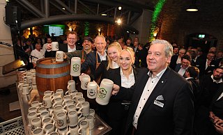 Christoph Barre (v. r.), Paula und Greta Barre, Bürgermeister Frank Haberbosch, Brauer Bernhard (alias Sven Bleiber) und Thomas Holle (Brauerei) stießen mit Maibock an. Das Bier sei gut gelungen, befand der Bürgermeister. - Joern Spreen-Ledebur Christoph Barre (v. r.), Paula und Greta Barre, Bürgermeister Frank Haberbosch, Brauer Bernhard (alias Sven Bleiber) und Thomas Holle (Brauerei) stießen mit Maibock an. Das Bier sei gut gelungen, befand der Bürgermeister. - Joern Spreen-Ledebur