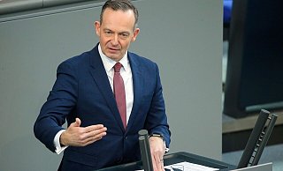 Bundesverkehrsminister Volker Wissing spricht im Bundestag über das 49-Euro-Ticket im ÖPNV. - Wolfgang Kumm/dpa Bundesverkehrsminister Volker Wissing spricht im Bundestag über das 49-Euro-Ticket im ÖPNV. - Wolfgang Kumm/dpa