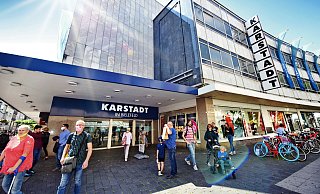 Das Karstadt-Haus an der Bahnhofstraße/Ecke Arndtstraße wurde 1964 eröffnet. - BARBARA FRANKE Das Karstadt-Haus an der Bahnhofstraße/Ecke Arndtstraße wurde 1964 eröffnet. - BARBARA FRANKE