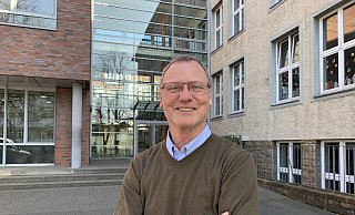 Sehr schade, dass der Schulträger den Erfolg der Realschulen nicht mit uns feiert, sagt Sven Pachur (62), seit 2002 Leiter der Luisenschule. Die hat aktuell wieder deutlich mehr Anmeldungen (191) als Plätze (108). - Ivonne Michel Sehr schade, dass der Schulträger den Erfolg der Realschulen nicht mit uns feiert, sagt Sven Pachur (62), seit 2002 Leiter der Luisenschule. Die hat aktuell wieder deutlich mehr Anmeldungen (191) als Plätze (108). - Ivonne Michel
