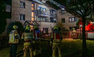 Mit der Drehleiter kontrollierte die Feuerwehr das Dach. - Ralph Meyer Mit der Drehleiter kontrollierte die Feuerwehr das Dach. - Ralph Meyer
