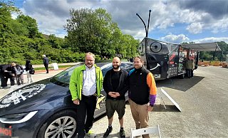 Frank Schröder (Phoenix Contact; v. l.), Chris Pfenniger und Max Schwabe vor dem Solar Butterfly, der auf der LGS Höxter Station machte – für Aktionen mit Schülern und eine Talkrunde mit heimischen Unternehmensvertretern. - Simone Flörke Frank Schröder (Phoenix Contact; v. l.), Chris Pfenniger und Max Schwabe vor dem Solar Butterfly, der auf der LGS Höxter Station machte – für Aktionen mit Schülern und eine Talkrunde mit heimischen Unternehmensvertretern. - Simone Flörke