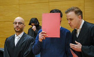 Einer der Angeklagten (Mitte) mit seinen beiden Anwälten Burkhard Benecken (r.) und Baris Devletli im Bielefelder Gerichtssaal. Angeklagt sind insgesamt drei Männer. - Andreas Zobe Einer der Angeklagten (Mitte) mit seinen beiden Anwälten Burkhard Benecken (r.) und Baris Devletli im Bielefelder Gerichtssaal. Angeklagt sind insgesamt drei Männer. - Andreas Zobe