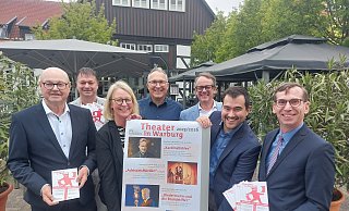 Veranstalter und Sponsoren: Ulrich Lüke von der Verbundvolksbank (v. l.), Kulturamtsleiter Olaf Krane und Mitarbeiterin Carmen Rütgers-Engemann, Michael Brenke von der Vereinigten Volksbank, Stadtwerke-Chef Leander Sasse, VHS-Leiter Alexander Akel und Bürgermeister Tobias Scherf.?Foto: Dieter Scholz - Dieter Scholz Veranstalter und Sponsoren: Ulrich Lüke von der Verbundvolksbank (v. l.), Kulturamtsleiter Olaf Krane und Mitarbeiterin Carmen Rütgers-Engemann, Michael Brenke von der Vereinigten Volksbank, Stadtwerke-Chef Leander Sasse, VHS-Leiter Alexander Akel und Bürgermeister Tobias Scherf.?Foto: Dieter Scholz - Dieter Scholz