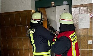 Nur mit roher Gewalt ließ sich die Fahrstuhltür in Höxter öffnen, um zu der erkrankten Person dahinter vorzudringen. - Feuerwehr Höxter Nur mit roher Gewalt ließ sich die Fahrstuhltür in Höxter öffnen, um zu der erkrankten Person dahinter vorzudringen. - Feuerwehr Höxter
