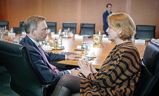 Christian Lindner (FDP) und Lisa Paus (Bündnis 90/Die Grünen) in einer Sitzung des Bundeskabinetts im Bundeskanzleramt. - Kay Nietfeld/dpa Christian Lindner (FDP) und Lisa Paus (Bündnis 90/Die Grünen) in einer Sitzung des Bundeskabinetts im Bundeskanzleramt. - Kay Nietfeld/dpa