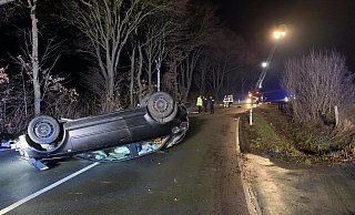 Der Audi blieb mitten auf der Fahrbahn auf dem Dach liegen. - FFW Warburg Der Audi blieb mitten auf der Fahrbahn auf dem Dach liegen. - FFW Warburg