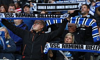 Der Run auf Tickets des Zweitligusten Arminia Bielefeld ist ungebrochen groß. Nun warnt die Polizei vor einer fiesen Betrugsmasche. - Friso Gentsch/dpa Der Run auf Tickets des Zweitligusten Arminia Bielefeld ist ungebrochen groß. Nun warnt die Polizei vor einer fiesen Betrugsmasche. - Friso Gentsch/dpa