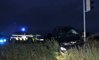 Nach der Kollision mit dem Lastwagen wurde der Mercedes gegen einen Ampelmasten geschleudert. - Polizei Minden-Lübbecke Nach der Kollision mit dem Lastwagen wurde der Mercedes gegen einen Ampelmasten geschleudert. - Polizei Minden-Lübbecke