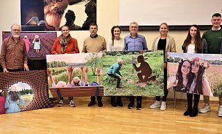 LGS- Geschäftsführerin Claudia Koch (v. l.), Gerhard Henkelüdeke, Julia Gogrewe und Dardo Franke, Janina Müller, Hans-Hermann Behr, Leonie Koch, Antonia Wigand, Jakob Ostermann sowie VHS-Leiter Rainer Schwiete mit den fünf Siegerbildern. - Simone Flörke LGS- Geschäftsführerin Claudia Koch (v. l.), Gerhard Henkelüdeke, Julia Gogrewe und Dardo Franke, Janina Müller, Hans-Hermann Behr, Leonie Koch, Antonia Wigand, Jakob Ostermann sowie VHS-Leiter Rainer Schwiete mit den fünf Siegerbildern. - Simone Flörke