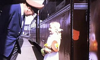 Die kleine Alexandra kommt mit ihrem Jubelhennes im Arm am Paderborner Hauptbahnhof an, um das Libori-Fest zu besuchen. - Film: Paul-Günter Schmidt/Screenshots: NW Die kleine Alexandra kommt mit ihrem Jubelhennes im Arm am Paderborner Hauptbahnhof an, um das Libori-Fest zu besuchen. - Film: Paul-Günter Schmidt/Screenshots: NW