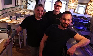 Betreiber Eduardo Fernández-Terrones (v. l.) mit seinen Mitarbeitern Max Sommer und Mahmoud Hawar im Málaga an der Kisau in Paderborn. - Holger Kosbab Betreiber Eduardo Fernández-Terrones (v. l.) mit seinen Mitarbeitern Max Sommer und Mahmoud Hawar im Málaga an der Kisau in Paderborn. - Holger Kosbab