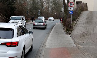 Das rote Pflaster des Radweges an der Herforder Straße in Schweicheln zwischen Bahnunterführung und Jet-Tankstelle wurde durch graue Steine ersetzt. - Frank-Michael Kiel-Steinkamp Das rote Pflaster des Radweges an der Herforder Straße in Schweicheln zwischen Bahnunterführung und Jet-Tankstelle wurde durch graue Steine ersetzt. - Frank-Michael Kiel-Steinkamp