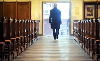 Ein Mann verlässt eine Kirche - für immer? (Symbolbild) - dpa / picture alliance Ein Mann verlässt eine Kirche - für immer? (Symbolbild) - dpa / picture alliance