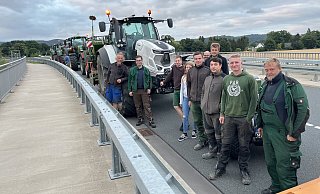 Viele Bauern aus Borgholzhausen und Halle blockierten am Donnerstagabend die Autobahnbrücken über der A33. - Anke Schneider Viele Bauern aus Borgholzhausen und Halle blockierten am Donnerstagabend die Autobahnbrücken über der A33. - Anke Schneider
