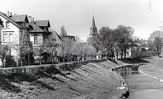 Flusslauf ohne Brücke: Die Werre am Lübbertorwall blieb zwischen 1946 und 1970 ohne Verbindung zum gegenüber liegenden Ufer. - Foto: Sammlung Geschichtsverein Flusslauf ohne Brücke: Die Werre am Lübbertorwall blieb zwischen 1946 und 1970 ohne Verbindung zum gegenüber liegenden Ufer. - Foto: Sammlung Geschichtsverein