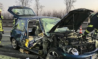 Bei einem Unfall auf der A44 am Sonntagmorgen im Kreis Paderborn wurden zwei Personen verletzt. - Feuerwehr Bad Wünnenberg Bei einem Unfall auf der A44 am Sonntagmorgen im Kreis Paderborn wurden zwei Personen verletzt. - Feuerwehr Bad Wünnenberg