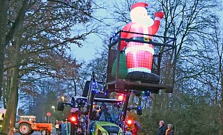 Der Weihnachtsmann grüßte vom Traktor des Hofes Meiertoberens. - Marcus Schuhmacher Der Weihnachtsmann grüßte vom Traktor des Hofes Meiertoberens. - Marcus Schuhmacher