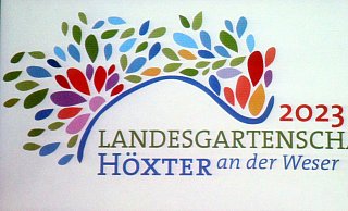 Der Weserbogen mit Blumenblättern ziert das Logo der Landesgartenschau Höxter. - Burkhard Battran Der Weserbogen mit Blumenblättern ziert das Logo der Landesgartenschau Höxter. - Burkhard Battran