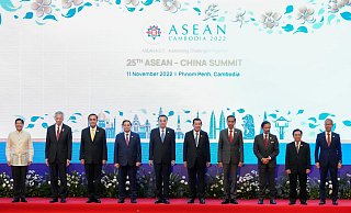 Darf beinem Gipfel nicht fehlen: Spitzenpolitiker posieren für ein Gruppenfoto. - Heng Sinith/AP/dpa Darf beinem Gipfel nicht fehlen: Spitzenpolitiker posieren für ein Gruppenfoto. - Heng Sinith/AP/dpa