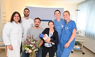 Luca Emanuel mit Mutter Saskia und Vater Tim – Ärztin Aylin Yalcin, Oberarzt Ali Alhamwi, Hebamme Sina Wittenbrink und Pflegerin Amelie Paulfeuerborn (v.l.) gratulieren.??Foto: VBS - rw-system Luca Emanuel mit Mutter Saskia und Vater Tim – Ärztin Aylin Yalcin, Oberarzt Ali Alhamwi, Hebamme Sina Wittenbrink und Pflegerin Amelie Paulfeuerborn (v.l.) gratulieren.??Foto: VBS - rw-system