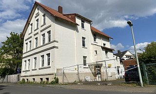 Das baufällige, schon länger leer stehende Haus in der Bismarckstraße 80 soll nach den Sommerferien abgerissen werden. Die städtische Immobilien-Tochter Concept GT plant an dessen Stelle einen Neubau mit fünf oder sechs Wohnungen. - Christian Bröder Das baufällige, schon länger leer stehende Haus in der Bismarckstraße 80 soll nach den Sommerferien abgerissen werden. Die städtische Immobilien-Tochter Concept GT plant an dessen Stelle einen Neubau mit fünf oder sechs Wohnungen. - Christian Bröder