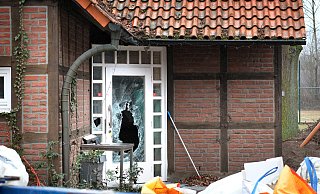Die Spuren des Einbruchsversuch: Die Glaselemente der Eingangstür sind eingeschlagen. In das ehemalige Restaurant "Fachwerk" am Postdamm in Gütersloh ist am späten Montagabend eingebrochen worden. Am Tatort wurden Blutspuren des mutmaßlichen Täters gefunden. - Andreas Frücht Die Spuren des Einbruchsversuch: Die Glaselemente der Eingangstür sind eingeschlagen. In das ehemalige Restaurant "Fachwerk" am Postdamm in Gütersloh ist am späten Montagabend eingebrochen worden. Am Tatort wurden Blutspuren des mutmaßlichen Täters gefunden. - Andreas Frücht
