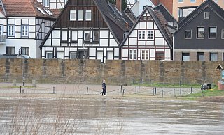 Die Regenfälle der vergangenen Tage haben den Wasserstand der Weser ansteigen lassen. In Minden rauscht das Weserwasser durch - nur knapp unterhalb der Schlagde und der Stadtmauer in Höhe der Fischerstadt. Menschen spazieren trotzdem unweit des Wassers. - Joern Spreen-Ledebur Die Regenfälle der vergangenen Tage haben den Wasserstand der Weser ansteigen lassen. In Minden rauscht das Weserwasser durch - nur knapp unterhalb der Schlagde und der Stadtmauer in Höhe der Fischerstadt. Menschen spazieren trotzdem unweit des Wassers. - Joern Spreen-Ledebur