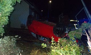 Der Kleinwagen blieb auf dem Dach liegen. - Polizei Minden-Lübbecke Der Kleinwagen blieb auf dem Dach liegen. - Polizei Minden-Lübbecke
