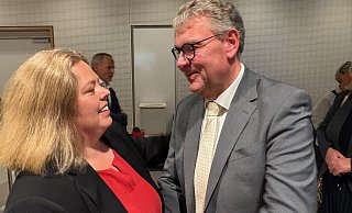 Verliererin Ilka Kottmann (SPD) gratuliert dem neuen Landrat Meinolf Haase (CDU). - Martin Hostert Verliererin Ilka Kottmann (SPD) gratuliert dem neuen Landrat Meinolf Haase (CDU). - Martin Hostert