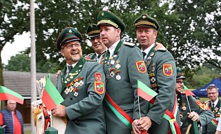 Auf dem Karussellpferdchen zur Proklamation: Die Mitglieder des Heimatvereins jubeln (v.l.) ihrem neuen König Dieter Gees, Oberst Robert Bolte, Vorjahreskönig Frank Hovemann und Oberst Edmund Petermeyer zu. - Regina Brucksch Auf dem Karussellpferdchen zur Proklamation: Die Mitglieder des Heimatvereins jubeln (v.l.) ihrem neuen König Dieter Gees, Oberst Robert Bolte, Vorjahreskönig Frank Hovemann und Oberst Edmund Petermeyer zu. - Regina Brucksch