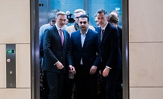 Im Fahrstuhl nach unten: Christian Lindner (FDP, von links), Bijan Djir-Sarai und Christian Dürr. - Christoph Soeder/dpa Im Fahrstuhl nach unten: Christian Lindner (FDP, von links), Bijan Djir-Sarai und Christian Dürr. - Christoph Soeder/dpa